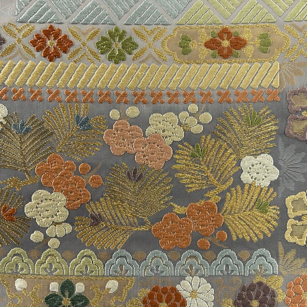 【美品】 袋帶 逸品級 落款あり 証紙あり 藤原織物 松樹梅花 菊花唐草紋 金糸 金金箔 灰色 六通 純蠶絲