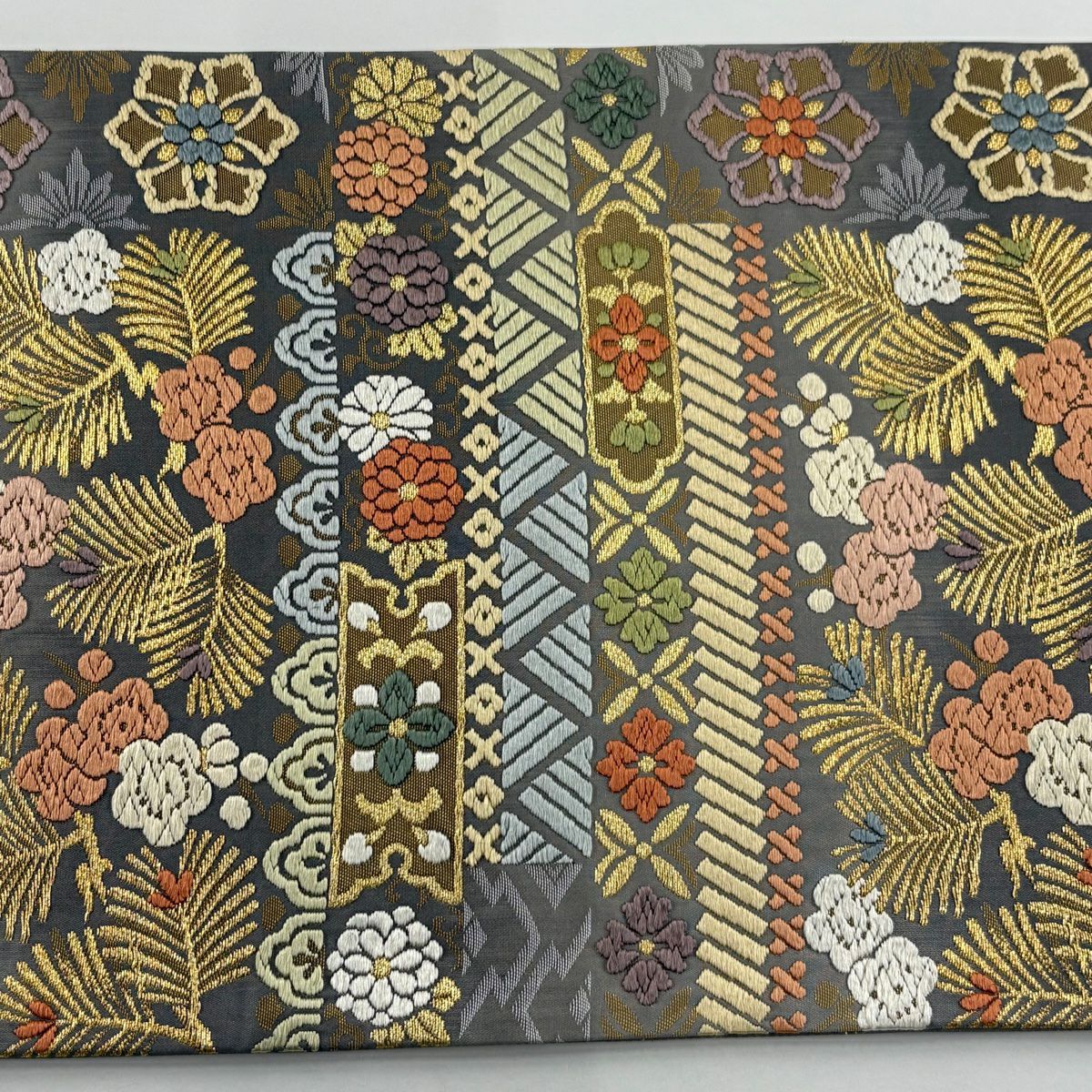 【美品】 袋帶 逸品級 落款あり 証紙あり 藤原織物 松樹梅花 菊花唐草紋 金糸 金金箔 灰色 六通 純蠶絲