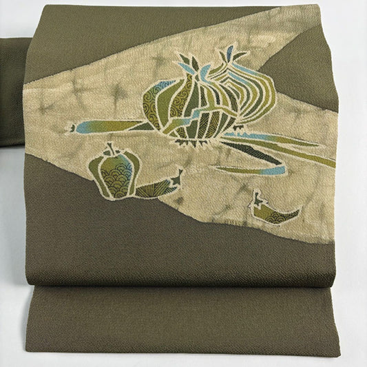 【美品】 名古屋帶 秀品級 落款有 野菜 縮緬 鶯色 純蠶絲