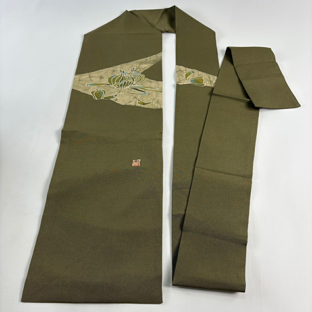 【美品】 名古屋帶 秀品級 落款有 野菜 縮緬 鶯色 純蠶絲