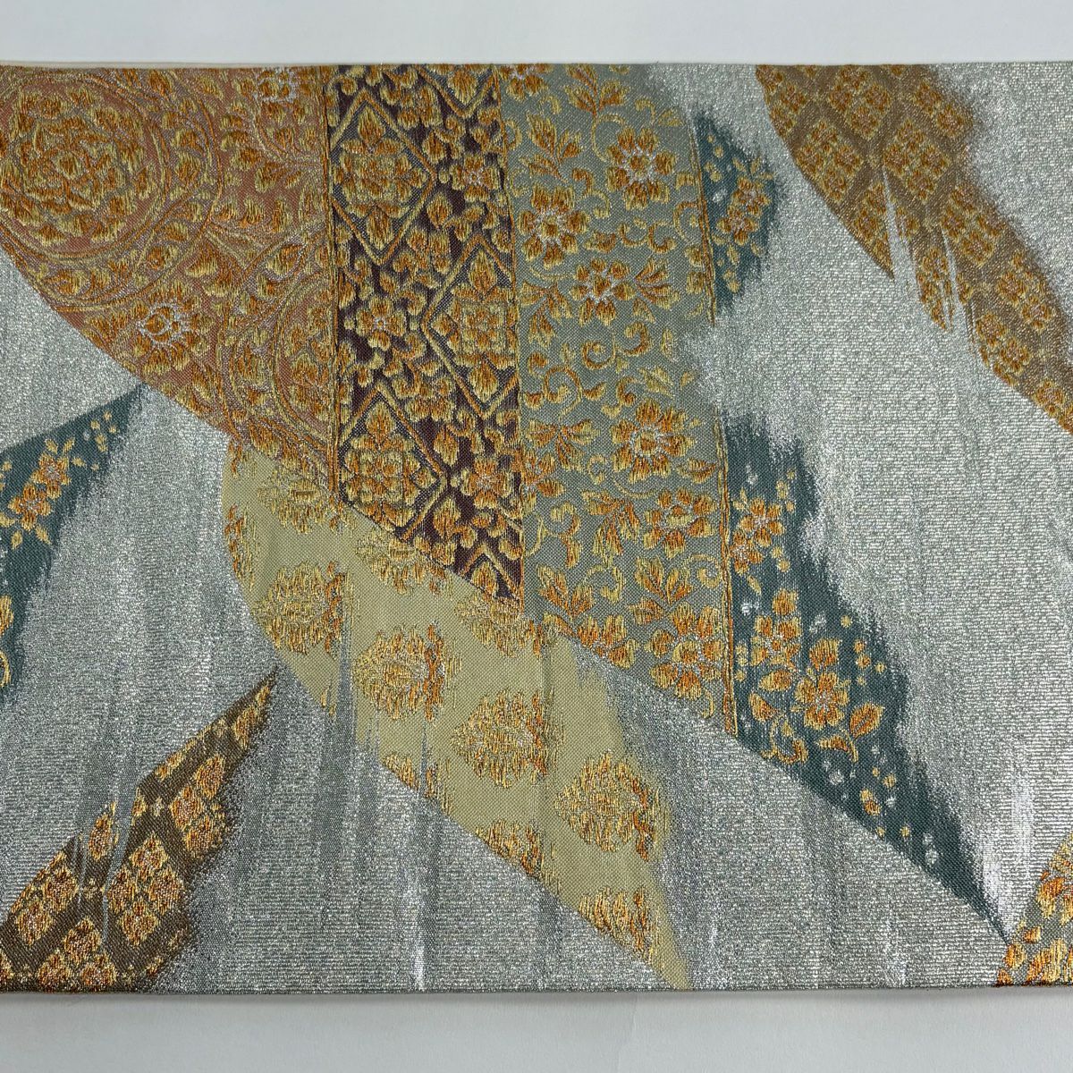 【美品】 袋帶 秀品級 山並 草花紋 金金箔 金銀彩 六通 純蠶絲