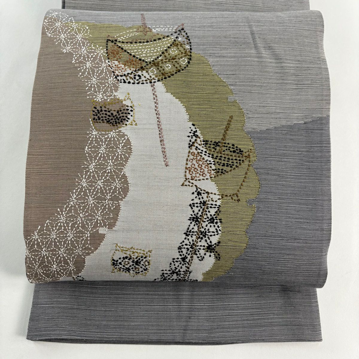 【美品】 袋帶 秀品級 雪輪 糸卷 刺繡 灰色 大鼓圖案 純蠶絲