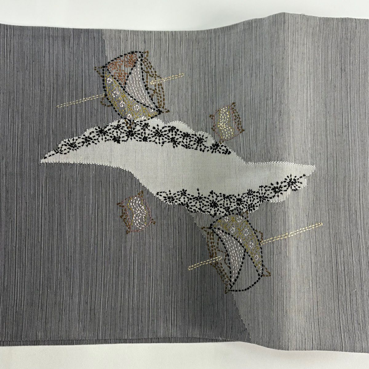 【美品】 袋帶 秀品級 雪輪 糸卷 刺繡 灰色 大鼓圖案 純蠶絲