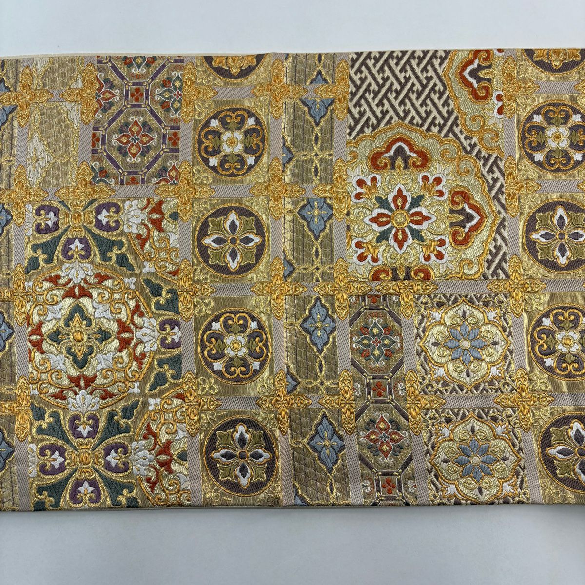 【美品】 袋帶 秀品級 華紋 花菱 刺繡 金線 米色 六通 純蠶絲