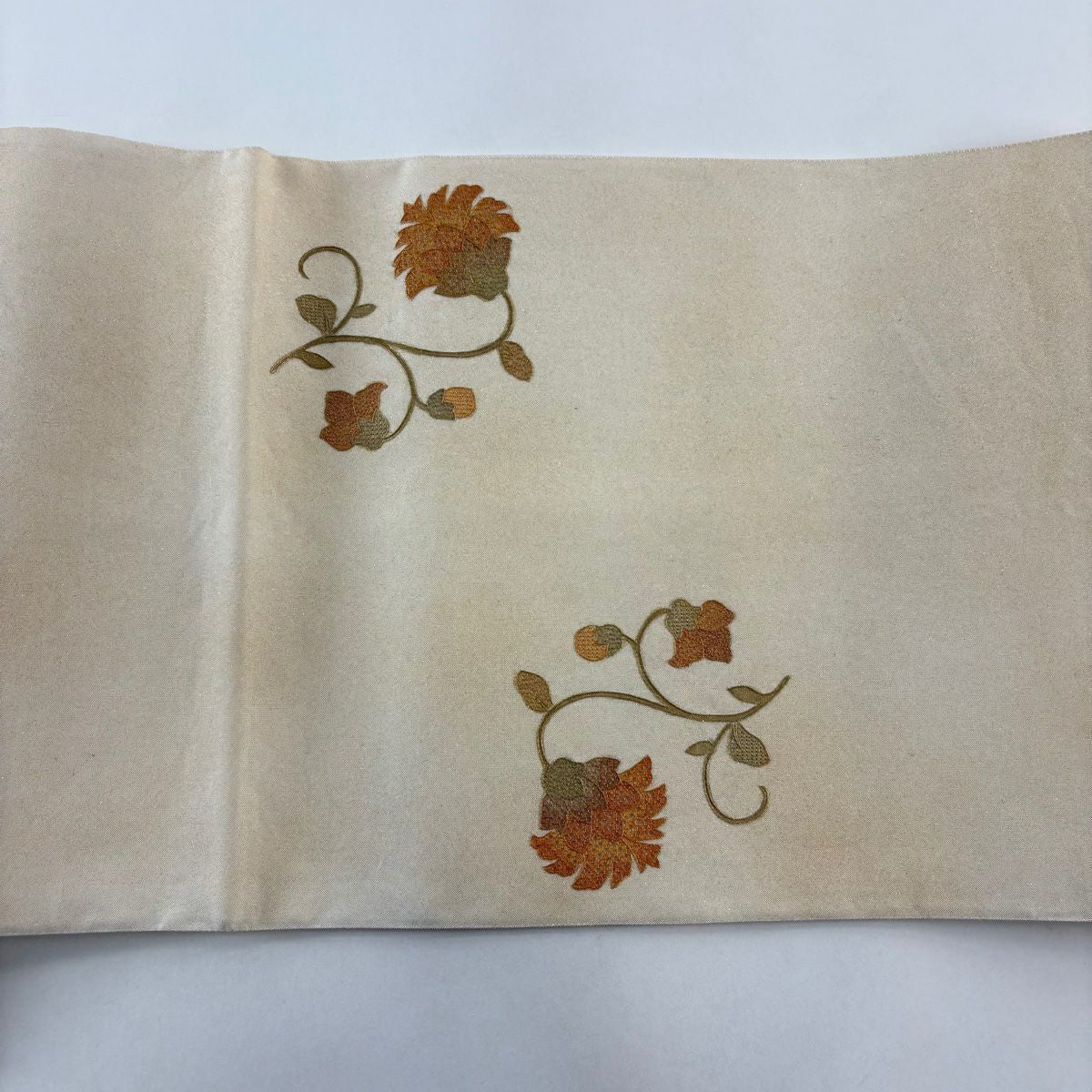 袋帶 秀品級 花唐草紋 刺繡 金彩裝飾 米色 お太鼓圖案 純蠶絲