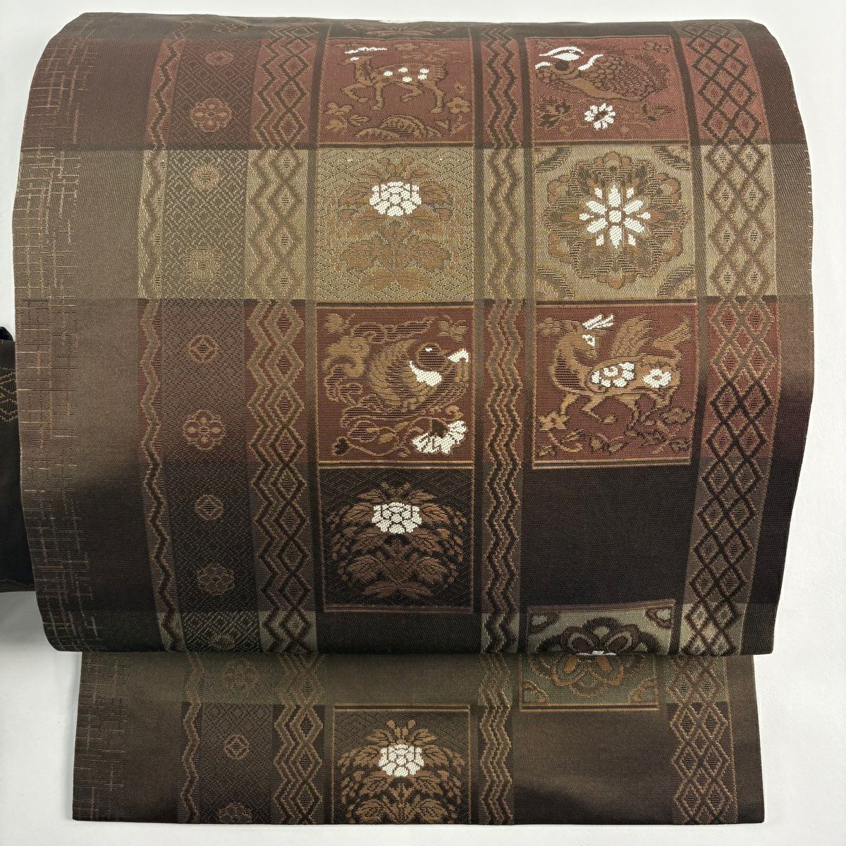 【美品】 名古屋帶 秀品級 草花紋紋 動物 金金箔 焦茶 純蠶絲