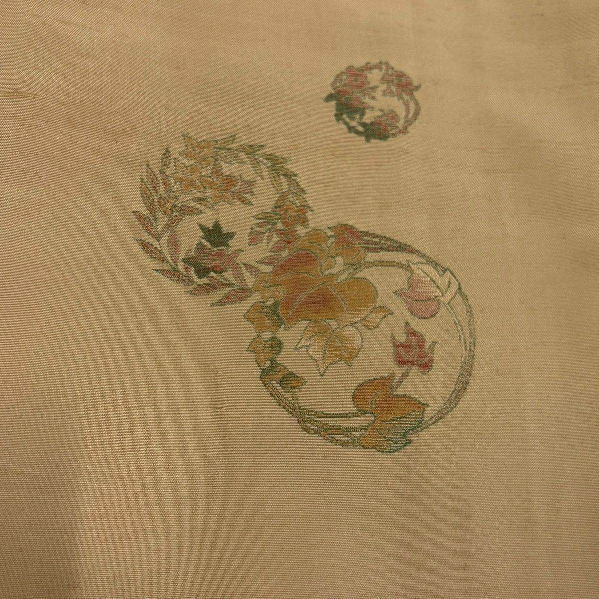 【美品】 付下 身長157.5cm 袖長63cm S 雙層 紬織織 菱屋六右衛門 落款あり 証紙あり 花丸紋 薄茶 純蠶絲 秀品級 一つ紋