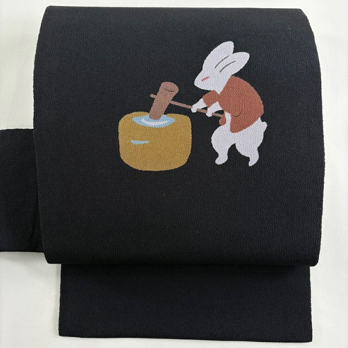【美品】名古屋帶 名品級 餅搗兔子 縮緬 黑 純蠶絲