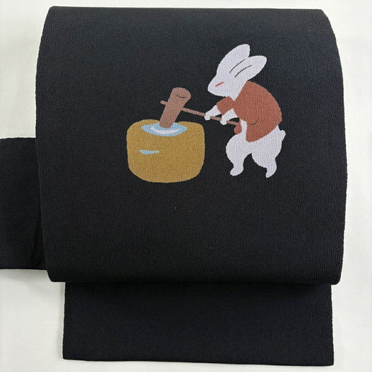 【美品】名古屋帶 名品級 餅搗兔子 縮緬 黑 純蠶絲