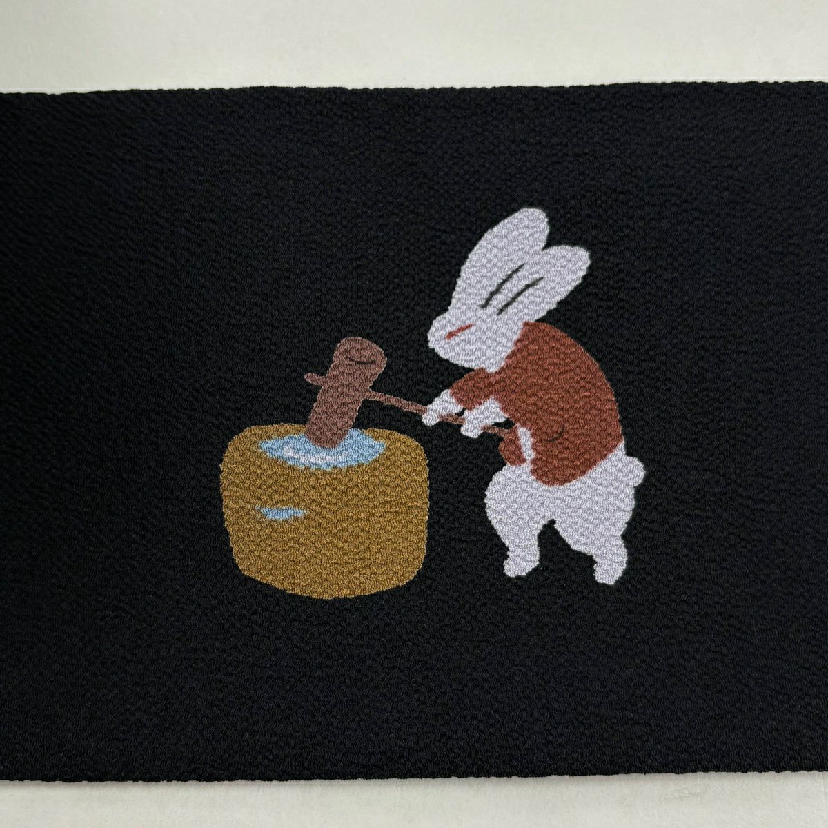 【美品】名古屋帶 名品級 餅搗兔子 縮緬 黑 純蠶絲