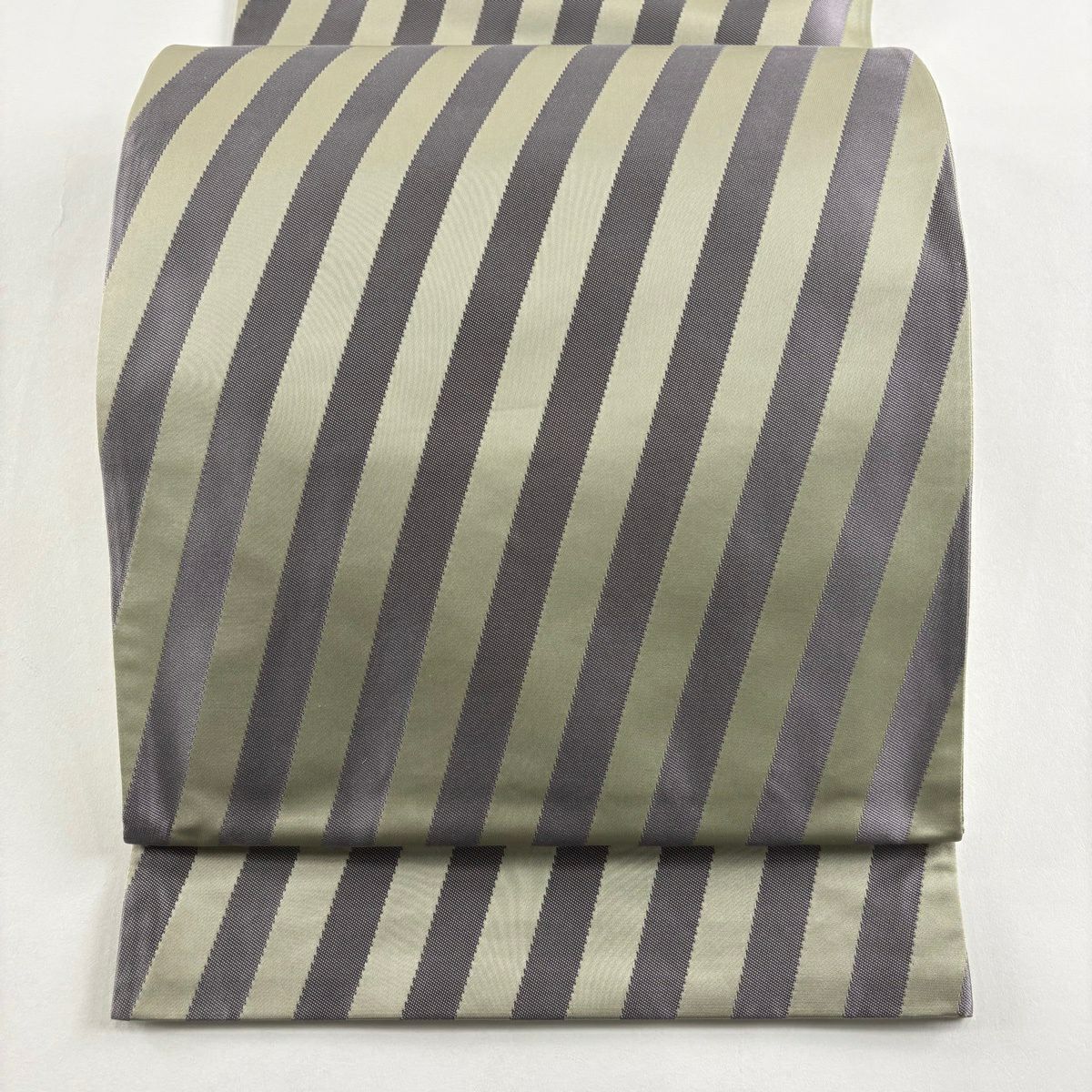 【美品】 袋帶 逸品級 辻村ジュサブロー 落款あり 斜紋 幾何學圖案 灰綠 六通 純蠶絲
