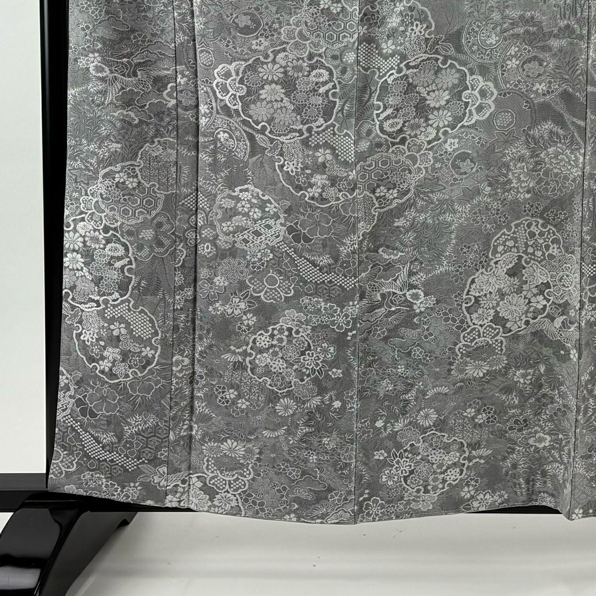 【美品】 小紋 身長161.5cm 袖長63cm S 雙層 山岡古都 有落款 雪輪 草花紋紋意匠 灰色 純蠶絲 逸品級