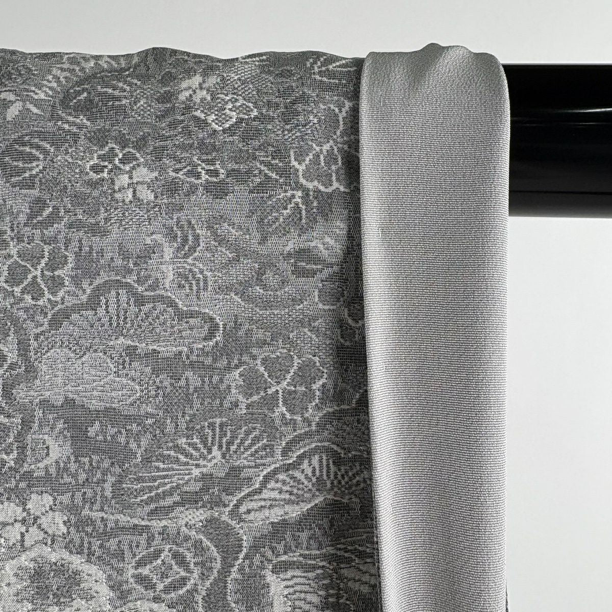 【美品】 小紋 身長161.5cm 袖長63cm S 雙層 山岡古都 有落款 雪輪 草花紋紋意匠 灰色 純蠶絲 逸品級