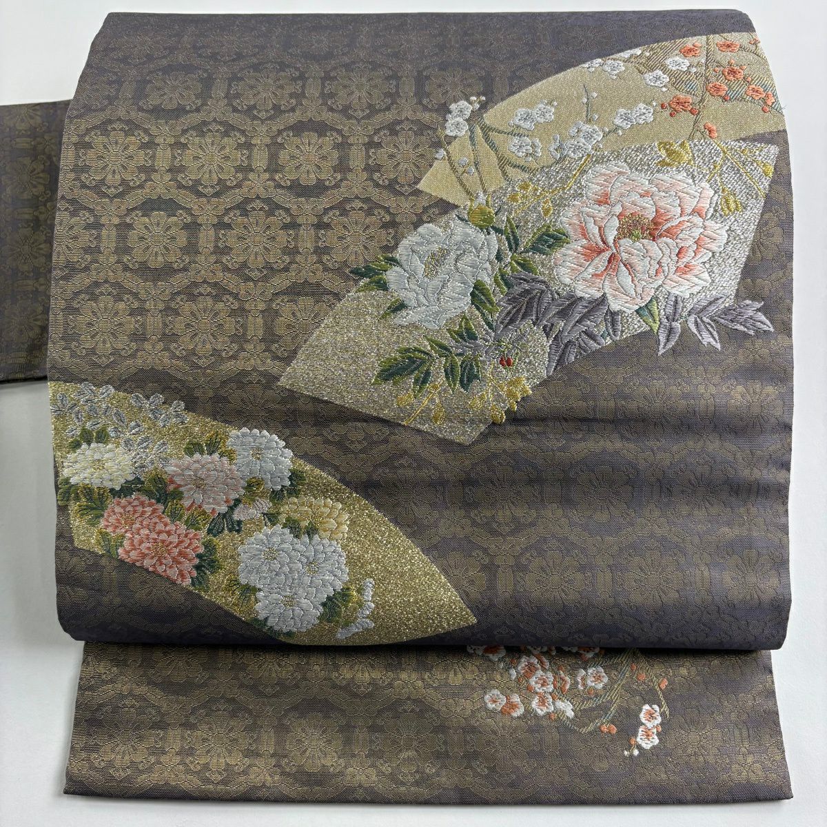 【美品】 名古屋帶 秀品級 落款有 扇子面 草花紋紋 金絲刺繡 灰紫 純蠶絲