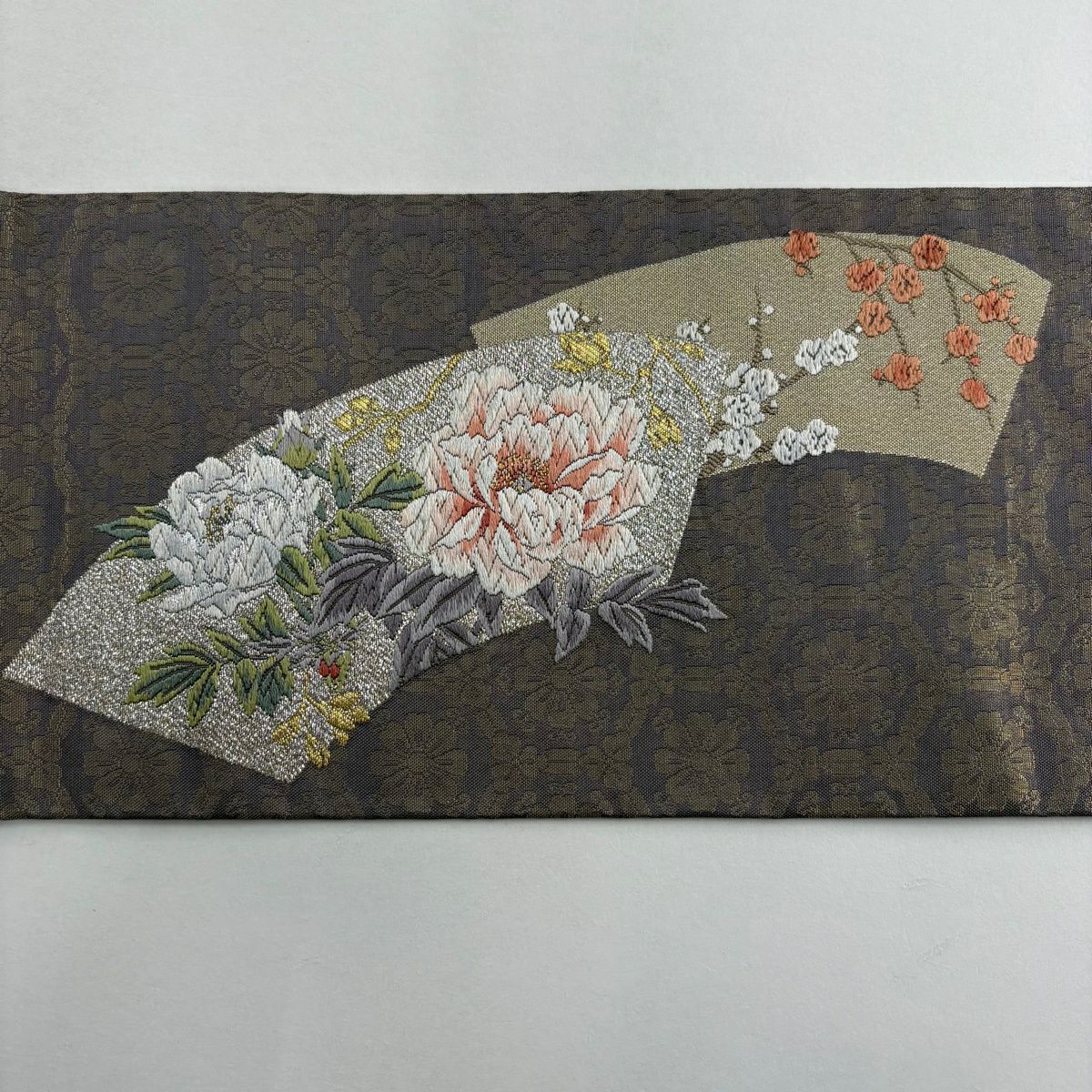 【美品】 名古屋帶 秀品級 落款有 扇子面 草花紋紋 金絲刺繡 灰紫 純蠶絲