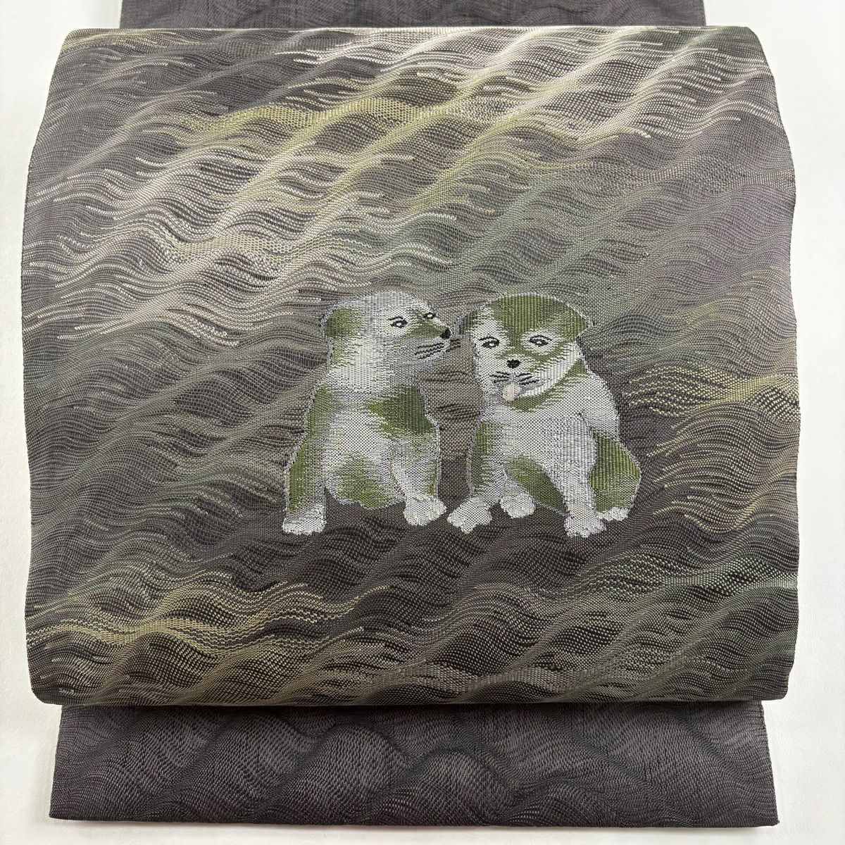 【美品】 袋帶 逸品級 鈴乃屋 小犬 斜條紋 灰色 大鼓圖案 純蠶絲