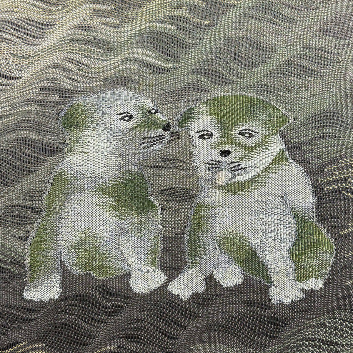 【美品】 袋帶 逸品級 鈴乃屋 小犬 斜條紋 灰色 大鼓圖案 純蠶絲