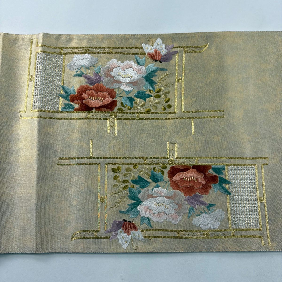 【美品】 袋帶 名品級 蝶 草花紋 金糸 刺繡 米色 お太鼓圖案 純蠶絲