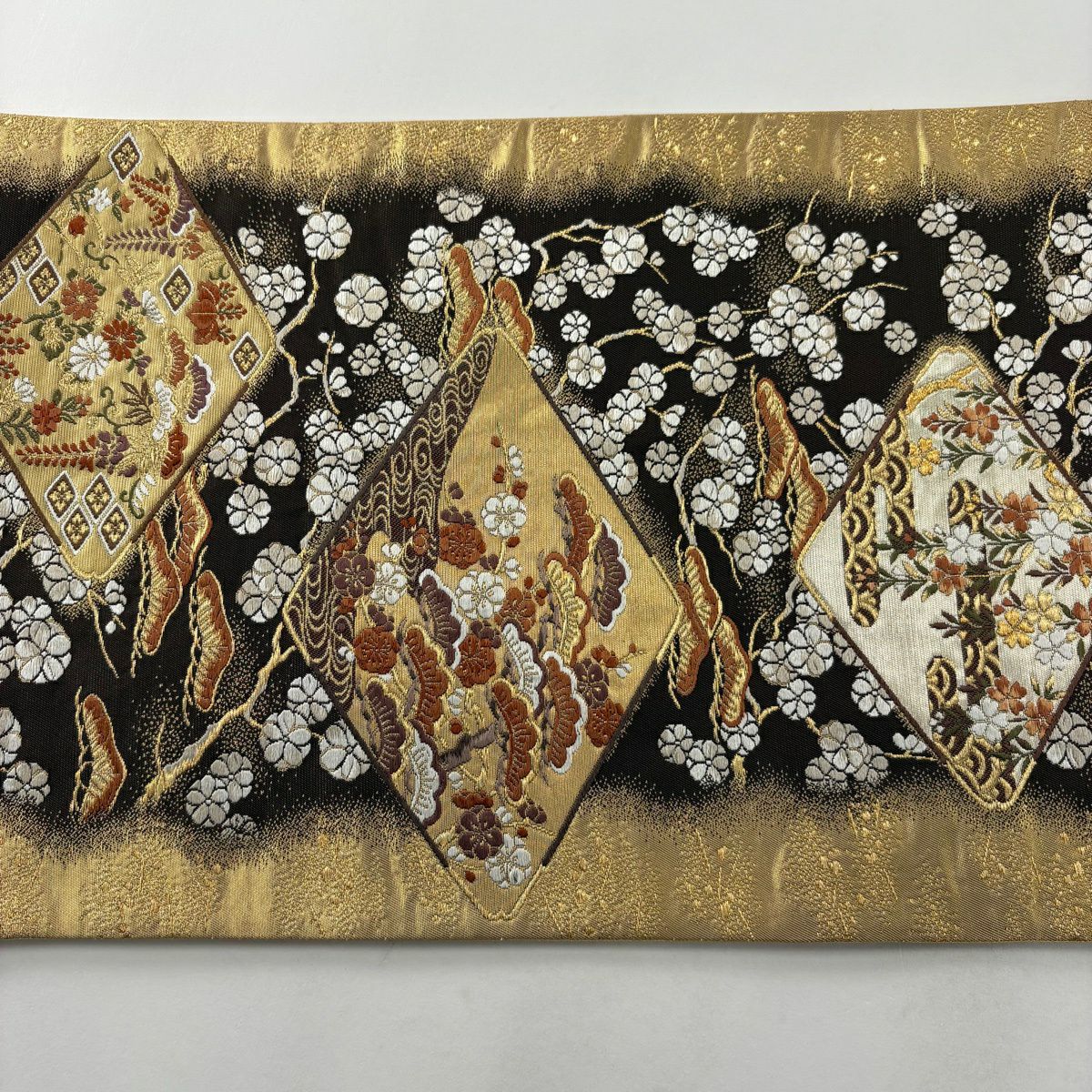 【美品】 袋帶 名品級 加納幸 落款あり 菱 松樹梅花 金銀絲 刺繡 金色 六通 純蠶絲