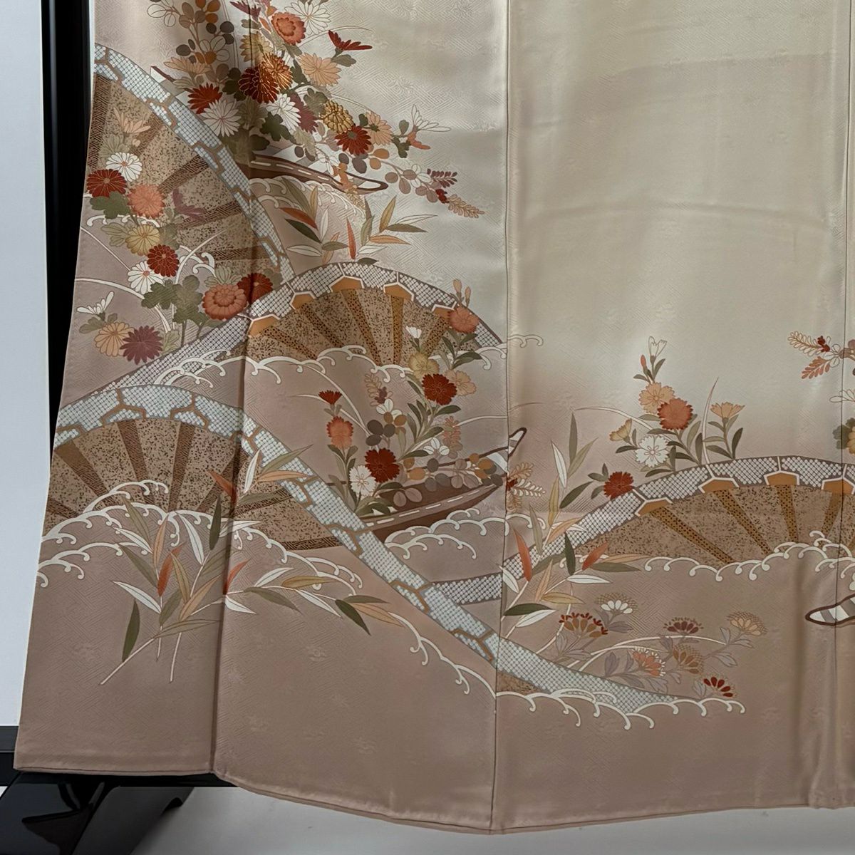色留袖禮服 身長161.5cm 袖長66.5cm M 雙層 草花紋紋 片輪車 金絲 金銀彩 米色 純蠶絲 優品級 三つ紋