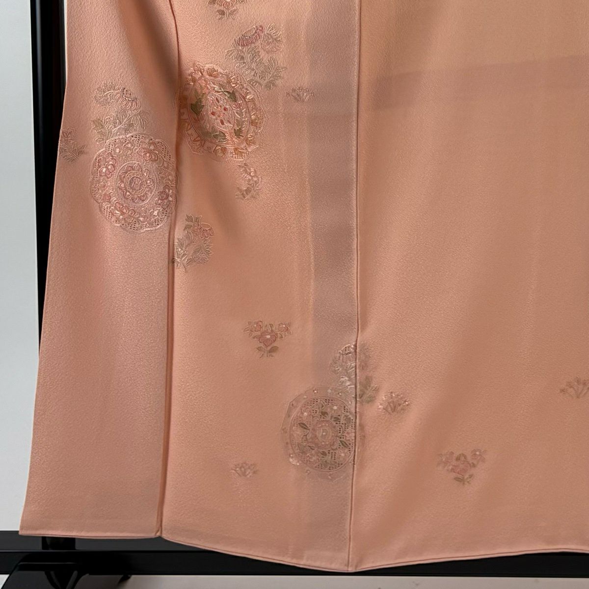 【美品】 留袖禮服禮服 身長157cm 袖長65.5cm M 雙層 鏡裏文 草花紋紋 蘇州刺繡 鮭粉色 純蠶絲 秀品級 一つ紋