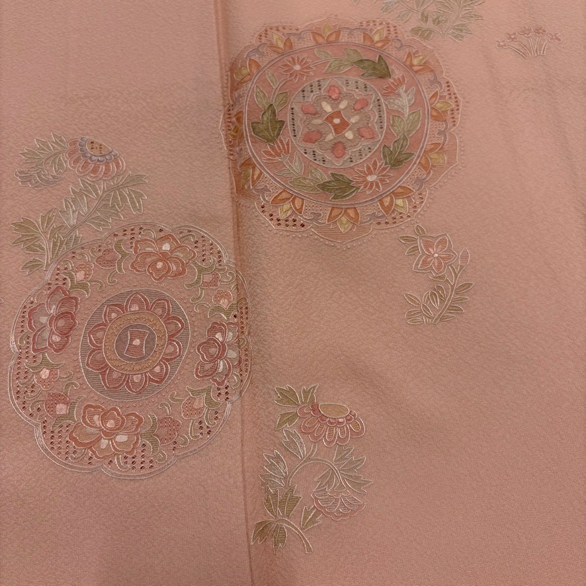【美品】 留袖禮服禮服 身長157cm 袖長65.5cm M 雙層 鏡裏文 草花紋紋 蘇州刺繡 鮭粉色 純蠶絲 秀品級 一つ紋
