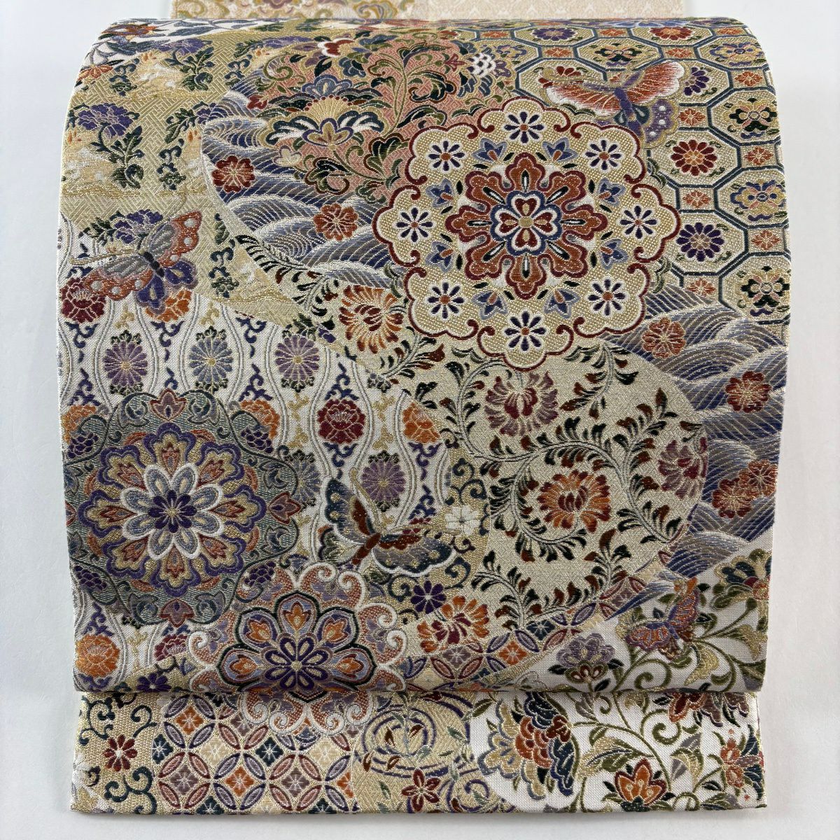 【美品】 袋帶 逸品級 手先二通り 華紋 花蝶 金金箔 金色 お太鼓柄 純蠶絲