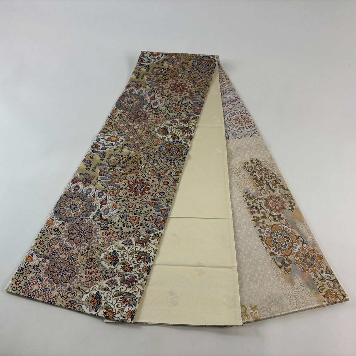 【美品】 袋帶 逸品級 手先二通り 華紋 花蝶 金金箔 金色 お太鼓柄 純蠶絲