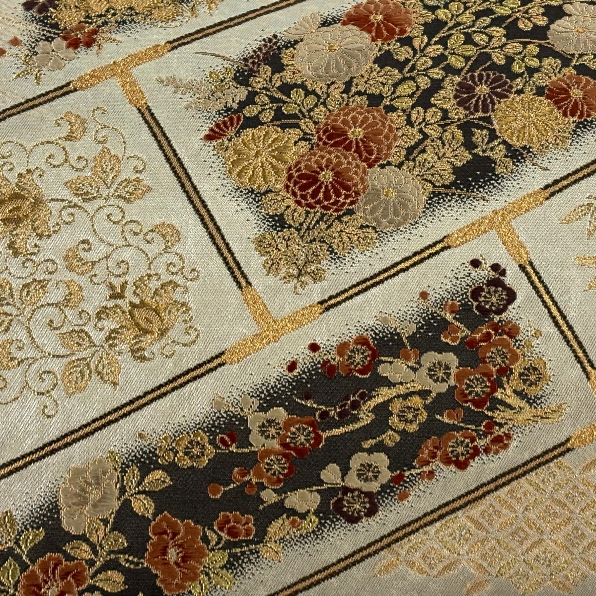 【美品】 袋帶 名品級 加納幸 落款 草花紋 有職文樣 金絲 刺繡 米色 六通 純蠶絲