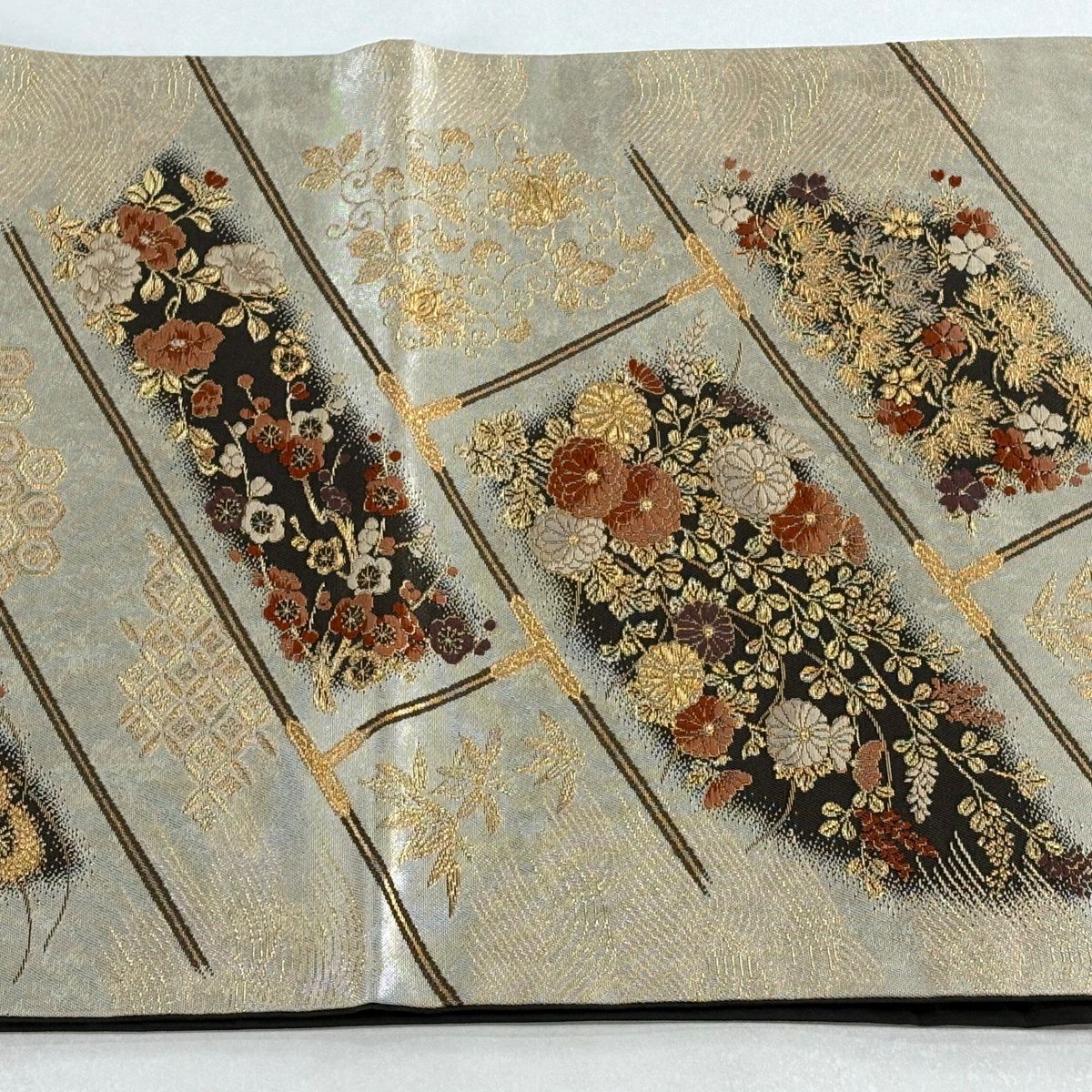 【美品】 袋帶 名品級 加納幸 落款 草花紋 有職文樣 金絲 刺繡 米色 六通 純蠶絲