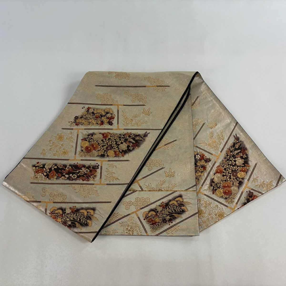 【美品】 袋帶 名品級 加納幸 落款 草花紋 有職文樣 金絲 刺繡 米色 六通 純蠶絲