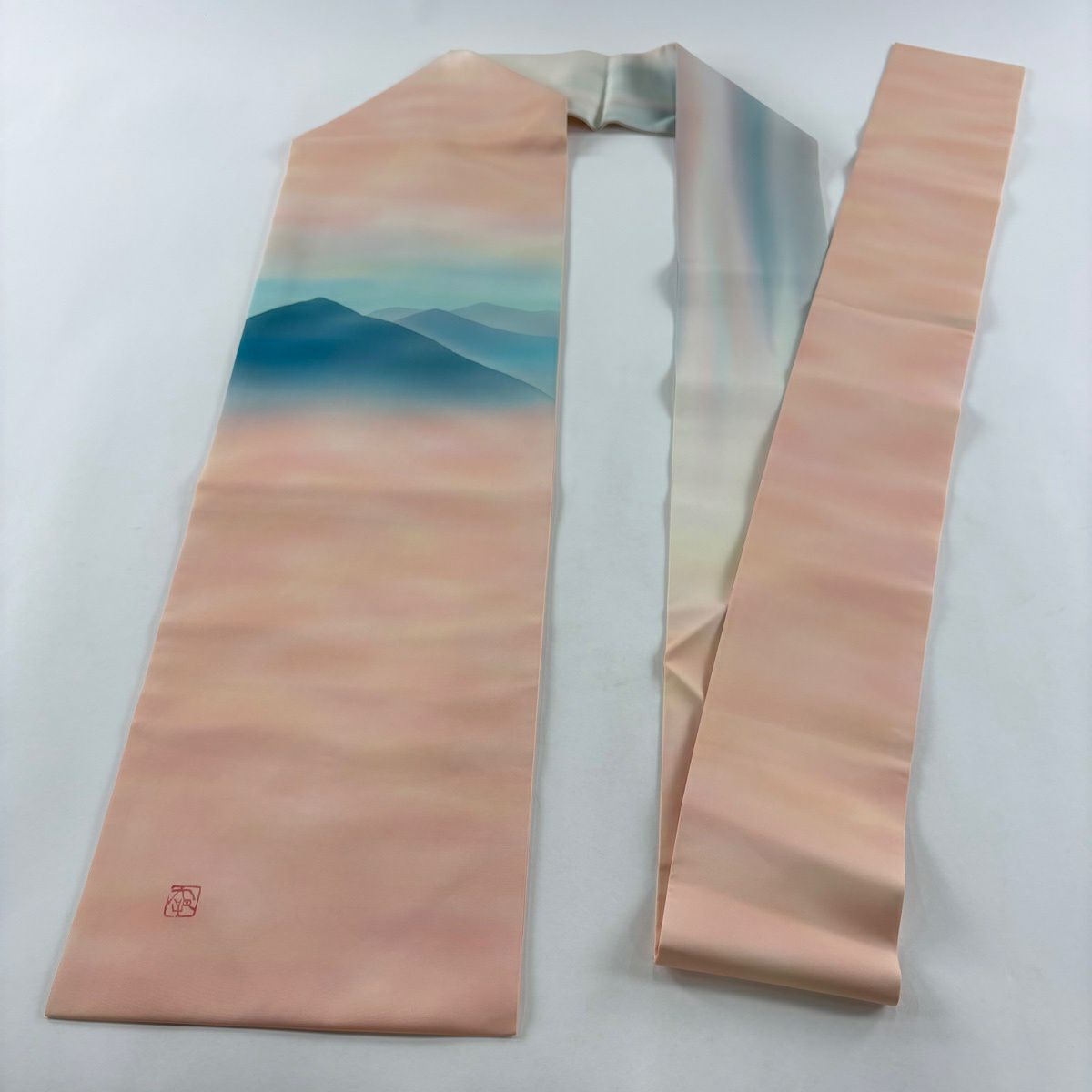 【美品】 名古屋帶 秀品級 落款あり 本鄉大田子 風景 遠山 漸層 鮭粉色 純蠶絲