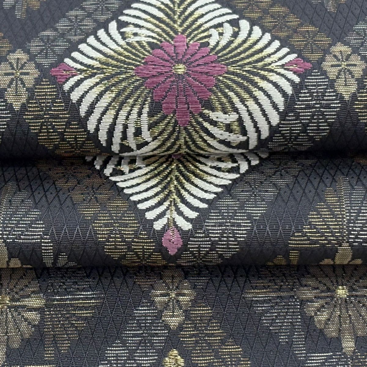 【美品】 袋帶 逸品級 じゅらく 落款あり 帝王紫 花 菱 刺繡 金糸 黑灰 お太鼓柄 純蠶絲