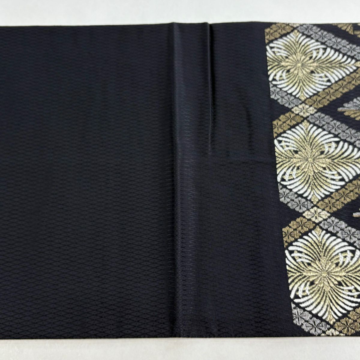 【美品】 袋帶 逸品級 じゅらく 落款あり 帝王紫 花 菱 刺繡 金糸 黑灰 お太鼓柄 純蠶絲