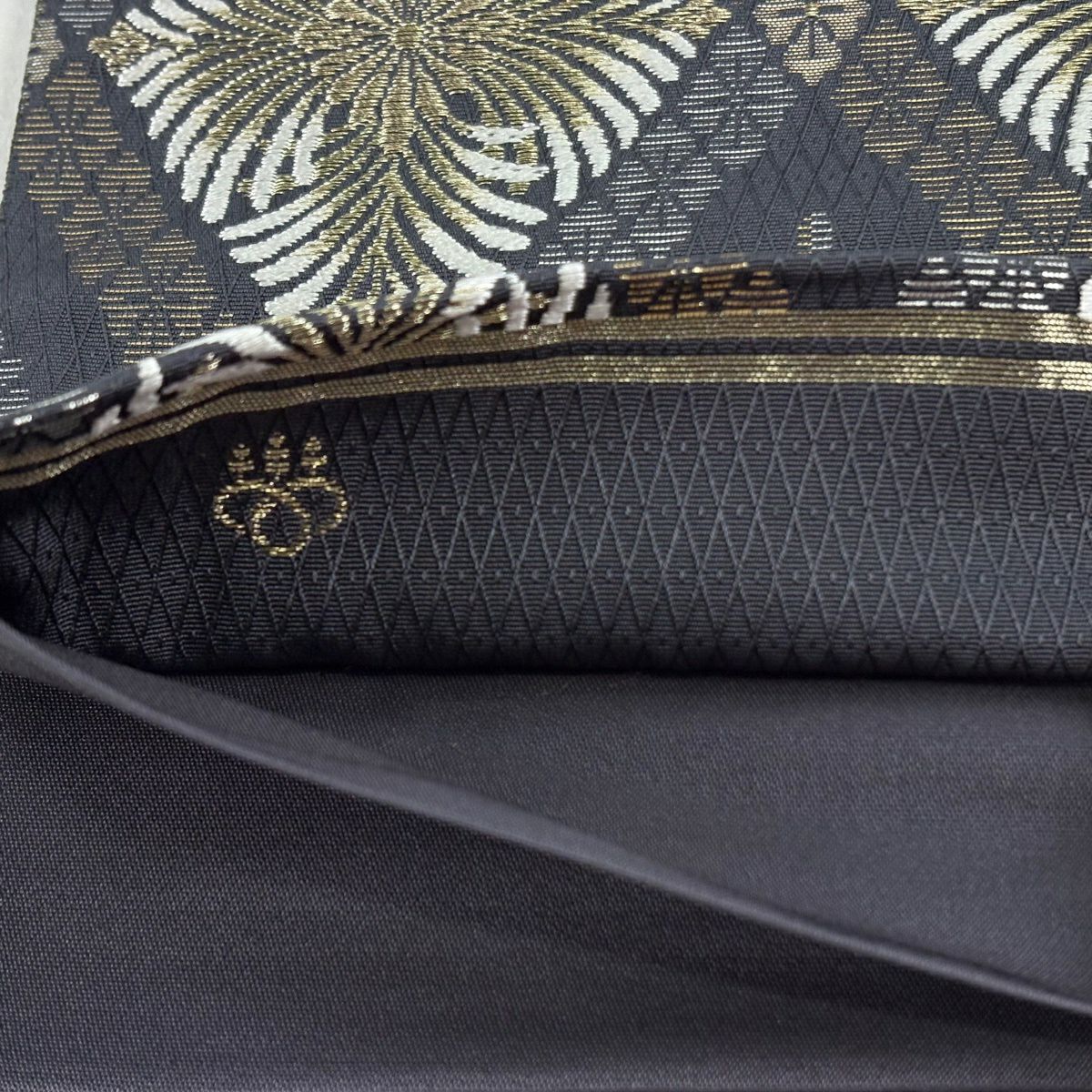 【美品】 袋帶 逸品級 じゅらく 落款あり 帝王紫 花 菱 刺繡 金糸 黑灰 お太鼓柄 純蠶絲