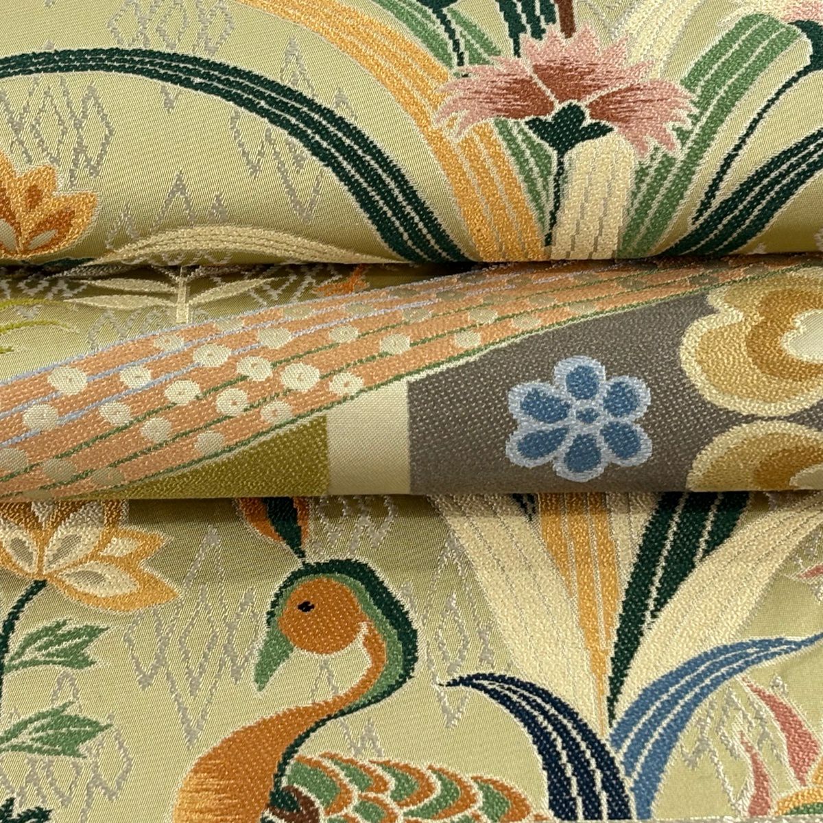 袋帶 逸品級 白綾苑大庭 落款あり 關西裁縫 孔雀 草花紋刺繡 金金箔 抹茶 六通 純蠶絲