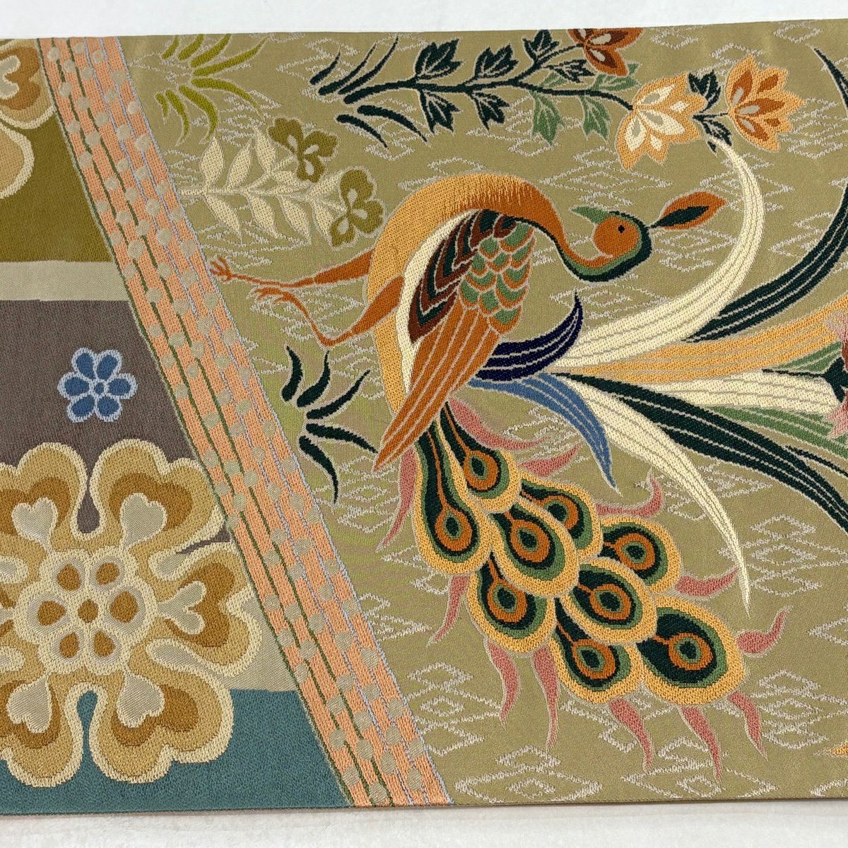 袋帶 逸品級 白綾苑大庭 落款あり 關西裁縫 孔雀 草花紋刺繡 金金箔 抹茶 六通 純蠶絲