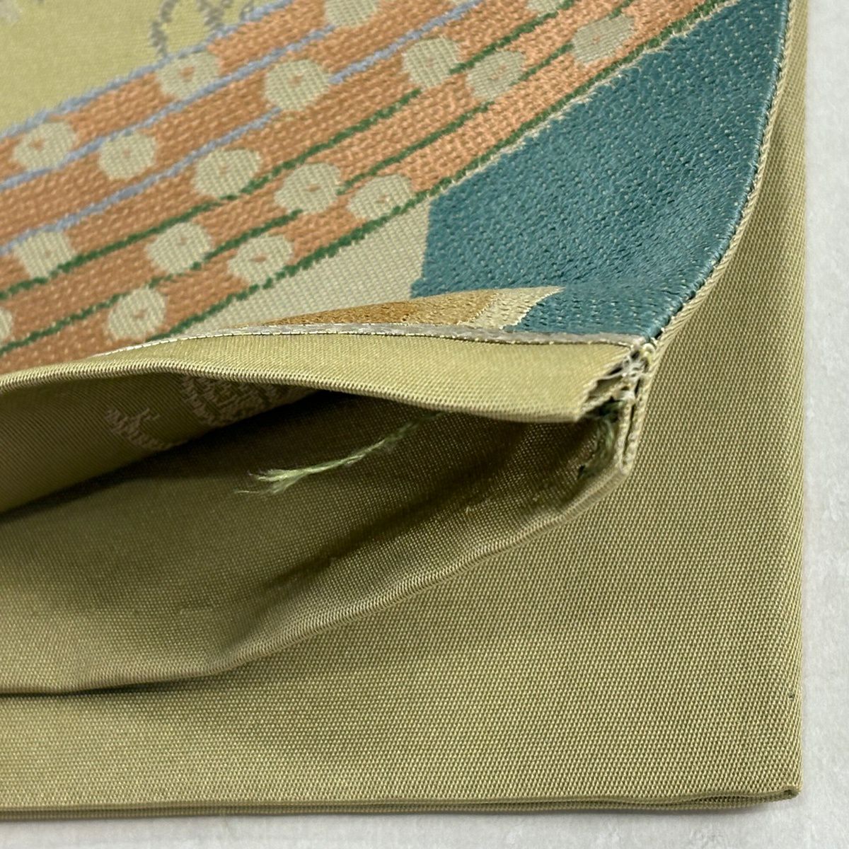 袋帶 逸品級 白綾苑大庭 落款あり 關西裁縫 孔雀 草花紋刺繡 金金箔 抹茶 六通 純蠶絲
