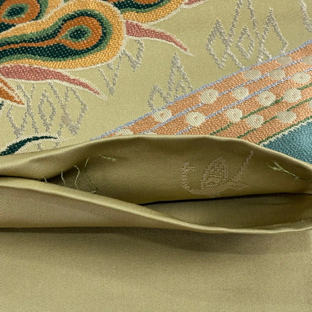 袋帶 逸品級 白綾苑大庭 落款あり 關西裁縫 孔雀 草花紋刺繡 金金箔 抹茶 六通 純蠶絲