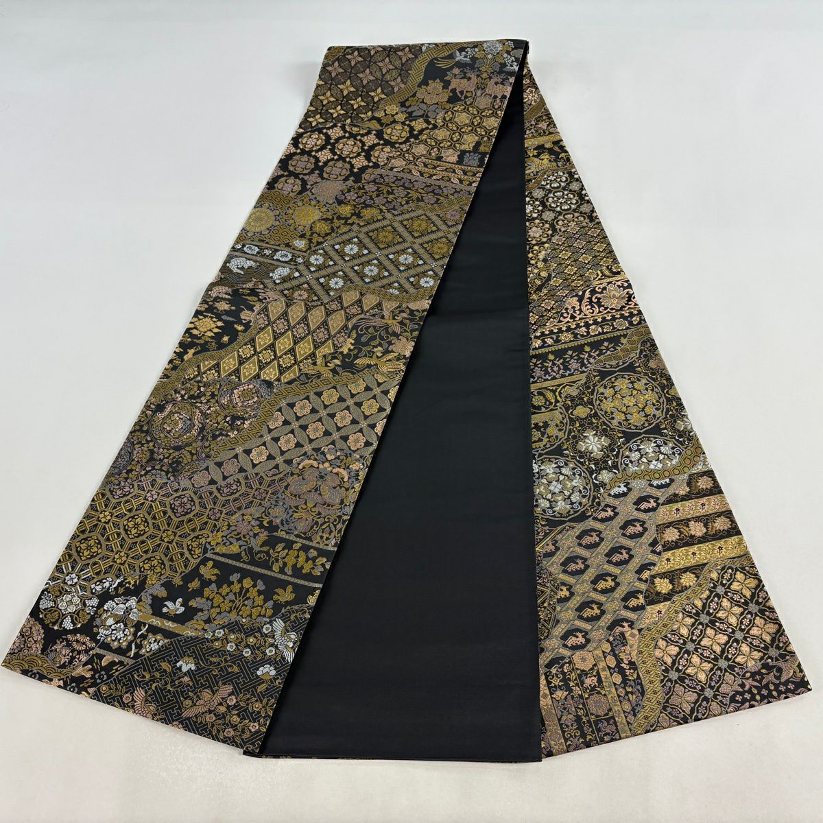 【美品】 袋帶 逸品級 金箔屋清兵衛 落款 華紋 花唐草紋 本金金箔 刺繡 墨 全通 純蠶絲
