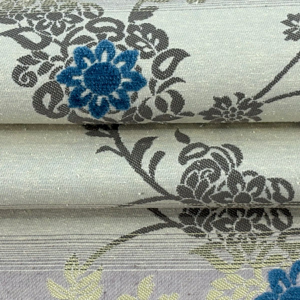 【美品】 袋帶 名古屋帶 逸品級 想屋 花唐草紋 段紋 刺繡 灰紫 純蠶絲