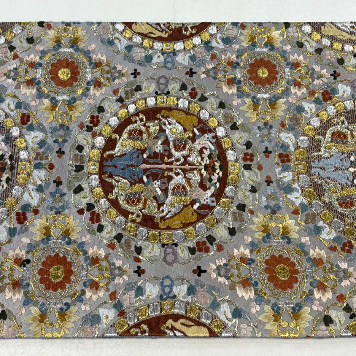 【美品】 袋帶 逸品級 連珠狩獵紋 草花紋刺繡 金銀彩 灰茶 六通 純蠶絲