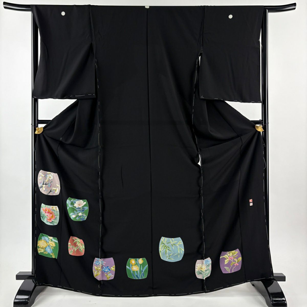 【美品】 黑留袖禮服 身長170.5cm 袖長65cm 未仕立 單層仮絵羽 落款あり 牡丹 椿 黑 純蠶絲 名品級 五つ紋