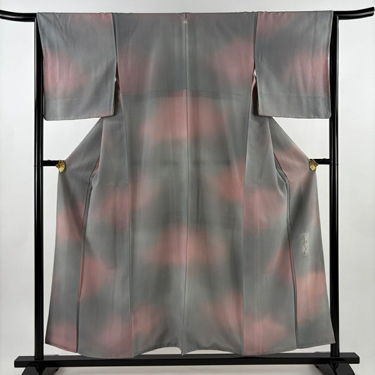 【美品】 小紋 身長155.5cm 袖長64cm M 雙層 斉藤三才 落款あり 漸層 絞織 灰色 純蠶絲 秀品級 一つ紋