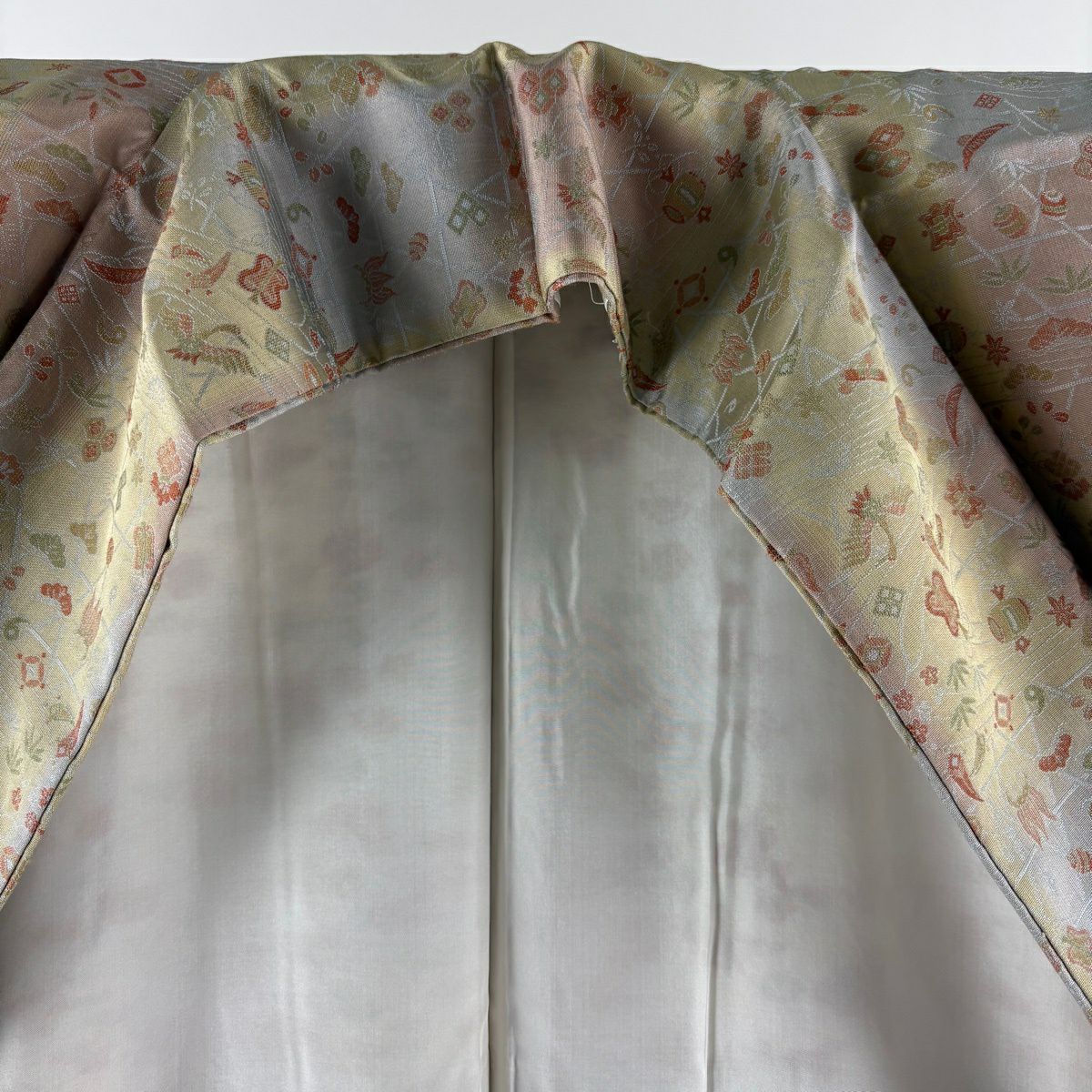 【美品】 小紋 身長166.5cm 袖長66.5cm M 雙層 能衣裝 松樹竹子梅花 寶盡くし 米色 純蠶絲 逸品級