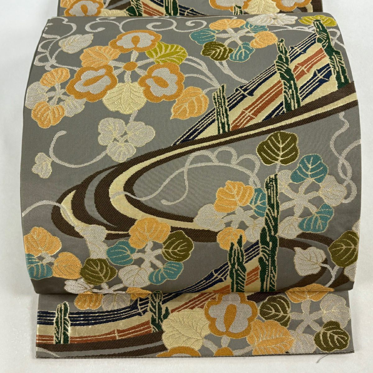 【美品】 袋帶 逸品級 白綾苑大庭 落款あり 關西仕立 草花紋紋 流水 金金箔 灰色 六通 純蠶絲