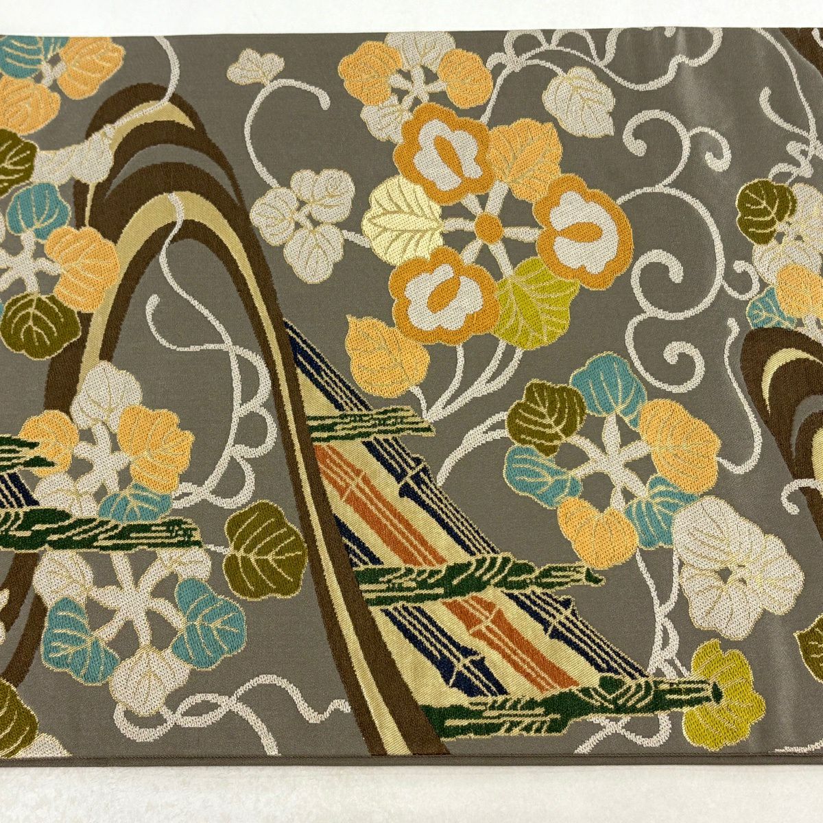 【美品】 袋帶 逸品級 白綾苑大庭 落款あり 關西仕立 草花紋紋 流水 金金箔 灰色 六通 純蠶絲