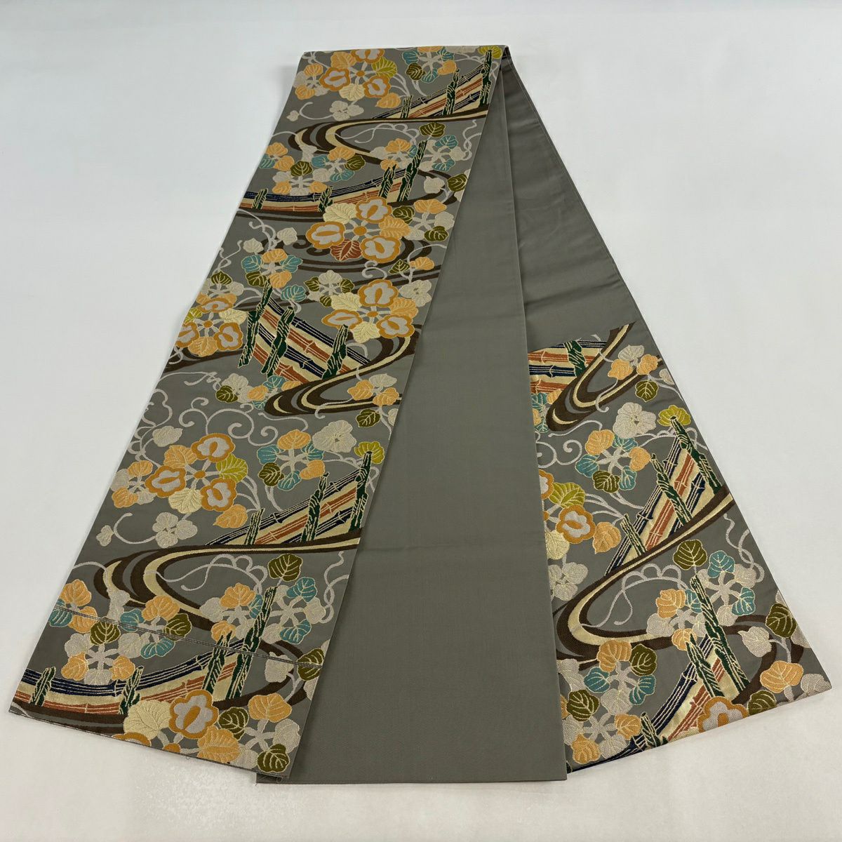 【美品】 袋帶 逸品級 白綾苑大庭 落款あり 關西仕立 草花紋紋 流水 金金箔 灰色 六通 純蠶絲
