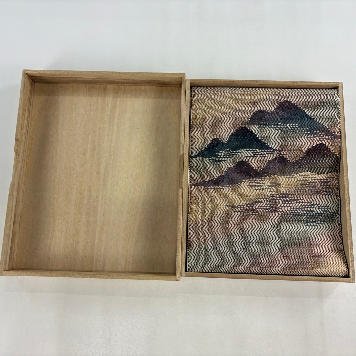 【美品】 袋帶 逸品級 落款あり 証紙あり 共箱附帶 本場筑前博多織 匠織 永野和年 山峦 霞 金金箔 淺茶 細帶圖案 純蠶絲