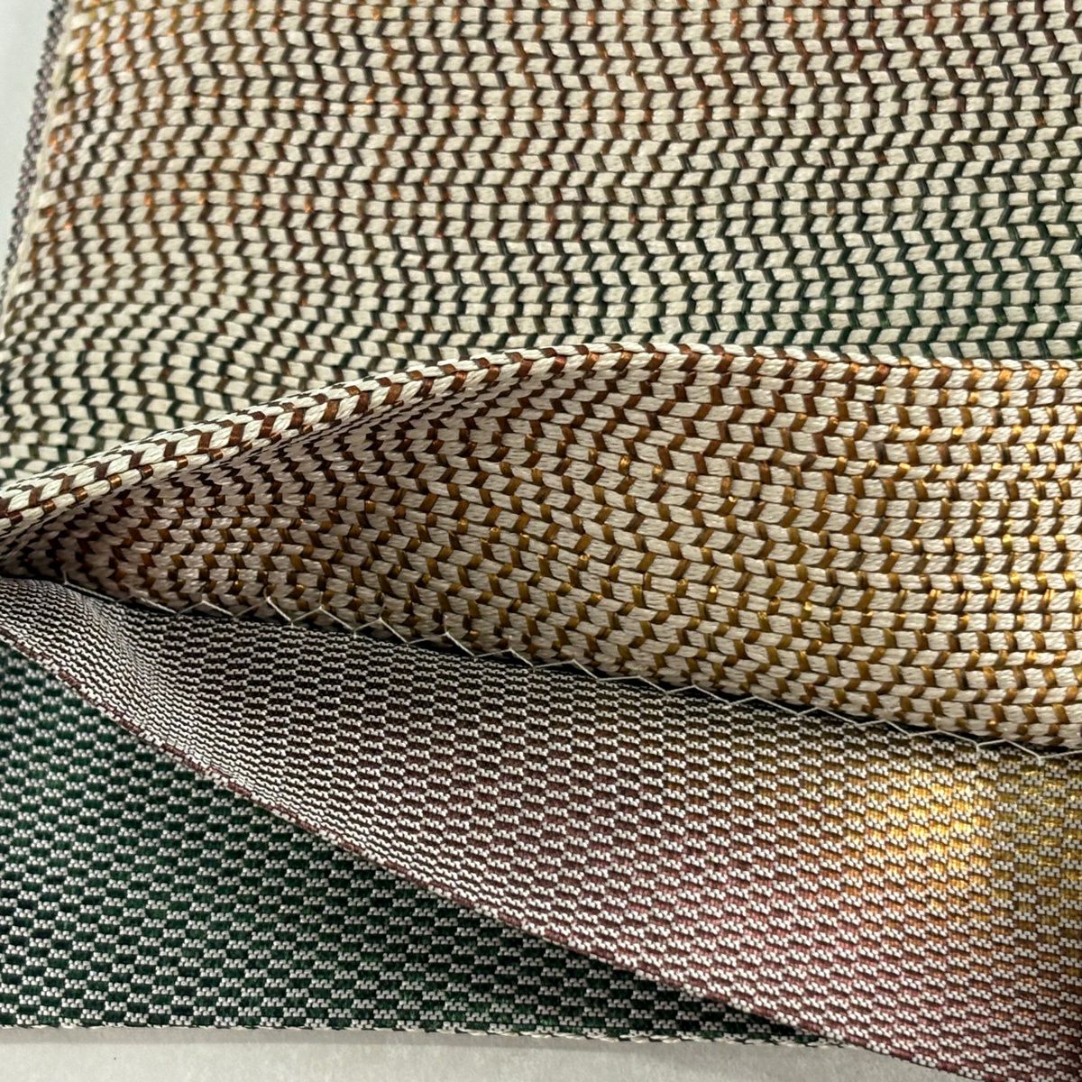 【美品】 袋帶 逸品級 落款あり 証紙あり 共箱附帶 本場筑前博多織 匠織 永野和年 山峦 霞 金金箔 淺茶 細帶圖案 純蠶絲